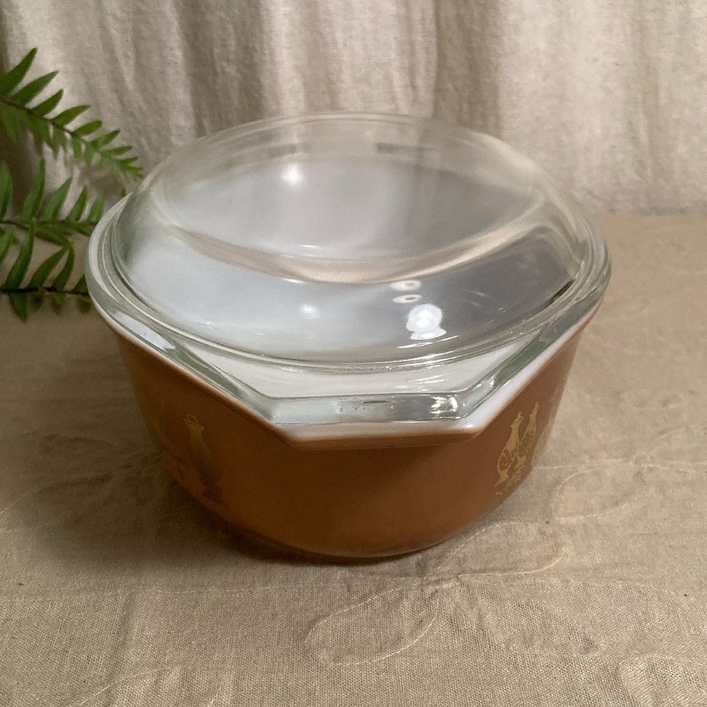 Vintage Pyrex Early American 1 1/2 Quart Casserole With Lid - Picture 4 of 15